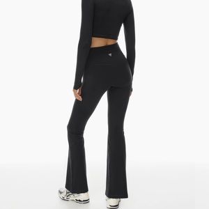 TnaBUTTER™ Cheeky Flare Hi-Rise Legging
High-waisted cheeky flared leggings